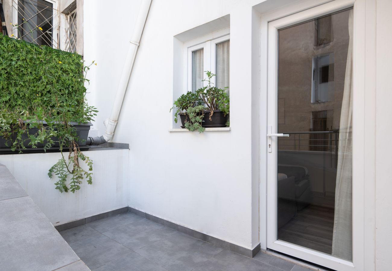 Apartment in Athens - Modern Apartment n Exarchia with Balcony & Gym