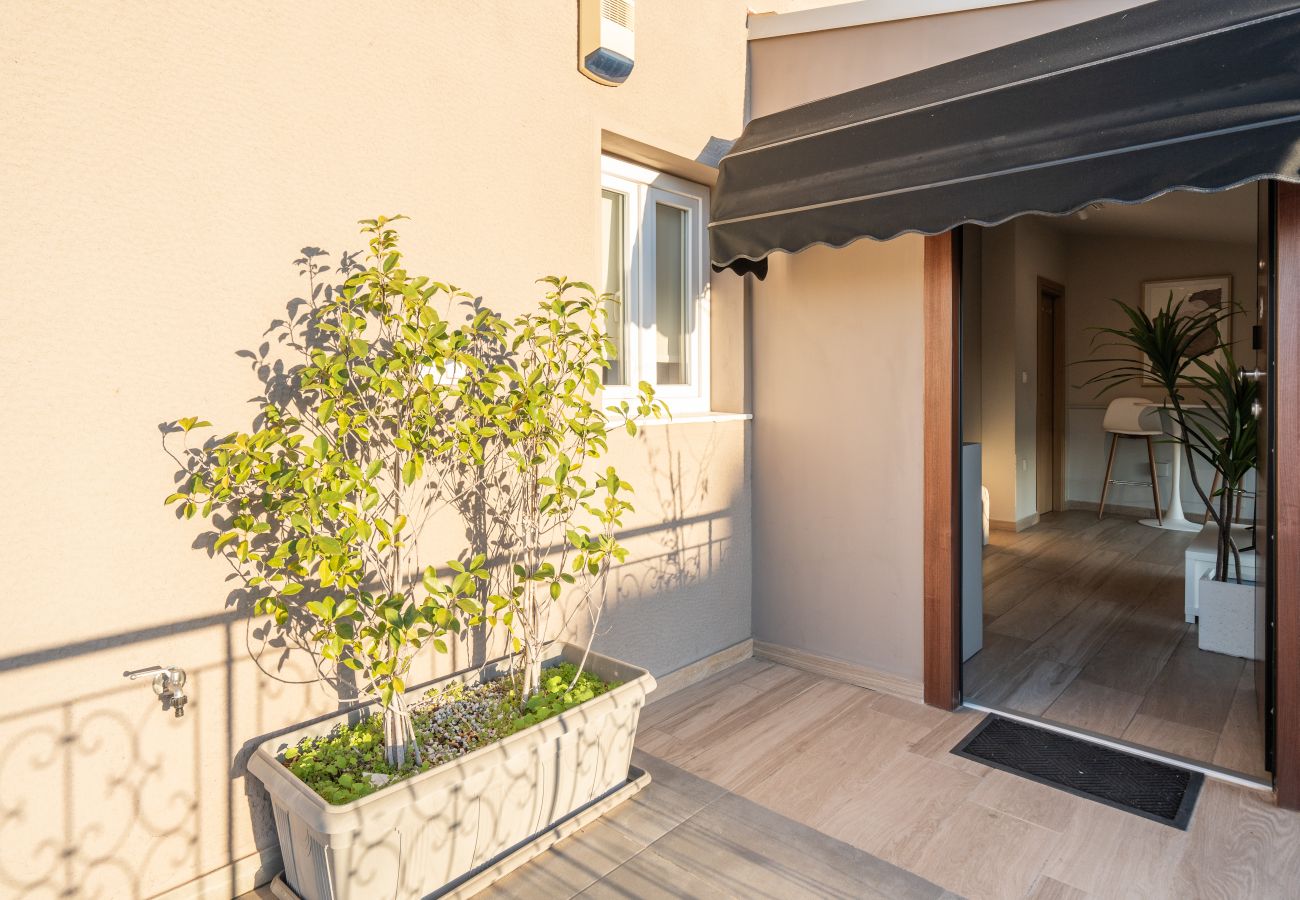 Studio in Athens - Upper Penthouse with Large Terrace, Laundry & Gym