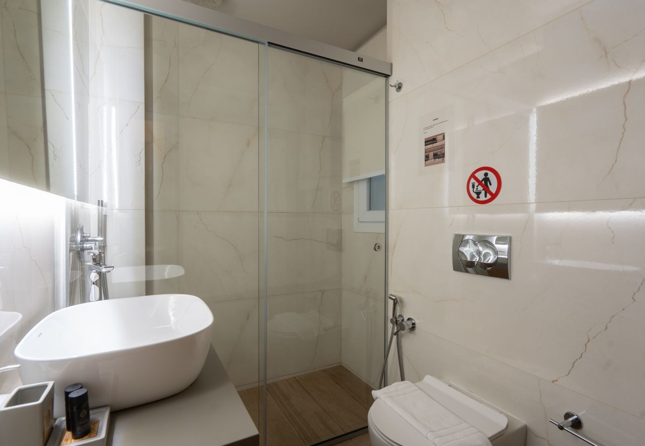 Apartment in Athens - Spacious Apartment in Exarchia with Gym & Laundry