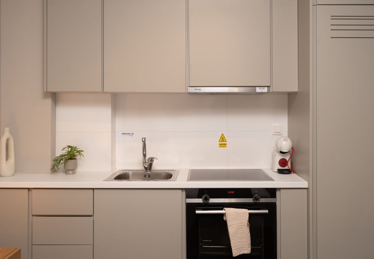 Studio in Athens - Modern Serviced Studio In Athens w/ Laundry & Gym