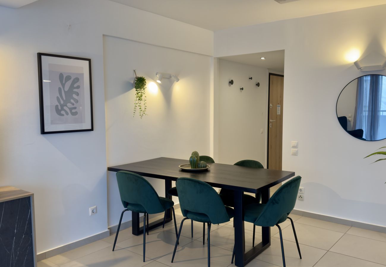Apartment in Athens - Minimalist 2 Bedroom Apartment with Balcony