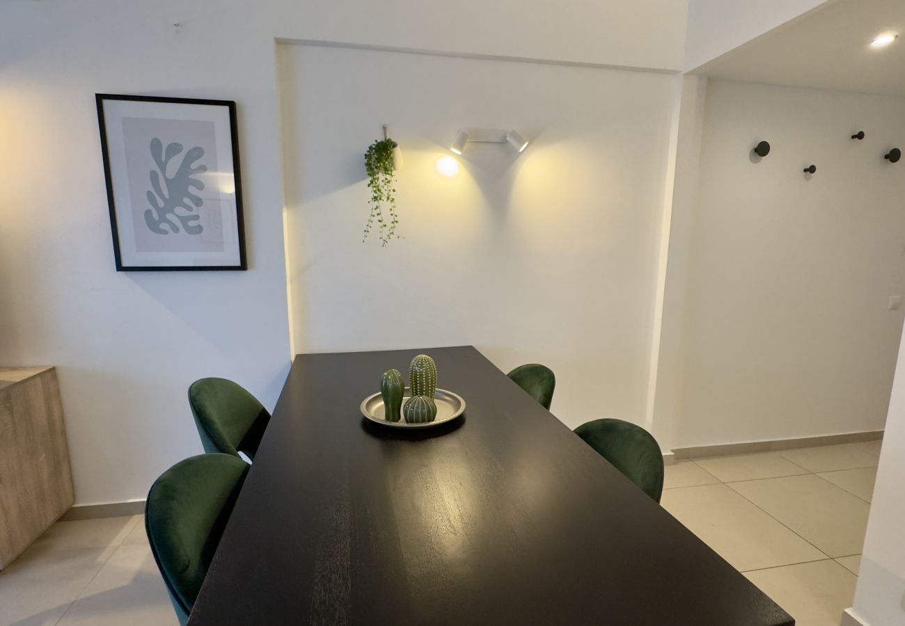 Apartment in Athens - Minimalist 2 Bedroom Apartment with Balcony