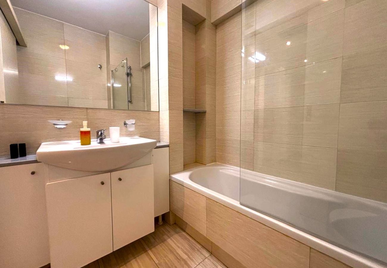 Apartment in Athens - Minimalist 2 Bedroom Apartment with Balcony