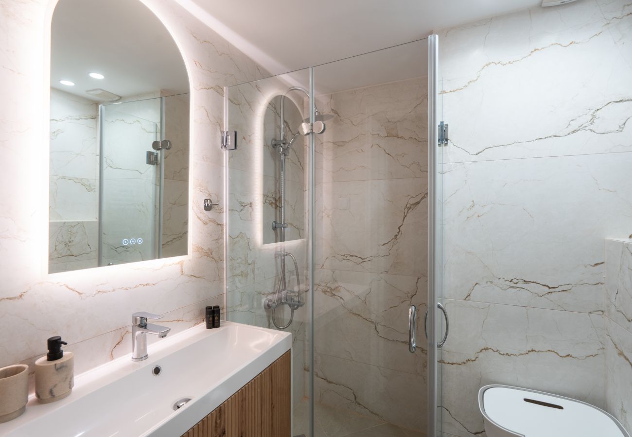 Apartment in Athens - Luxury Comfort in Athens - Walk to Varnava Square
