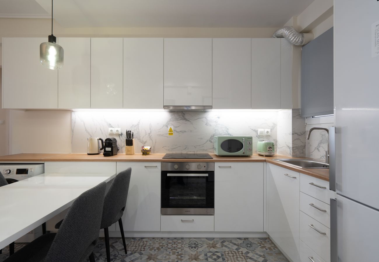 Apartment in Athens - Luxury Comfort in Athens - Walk to Varnava Square