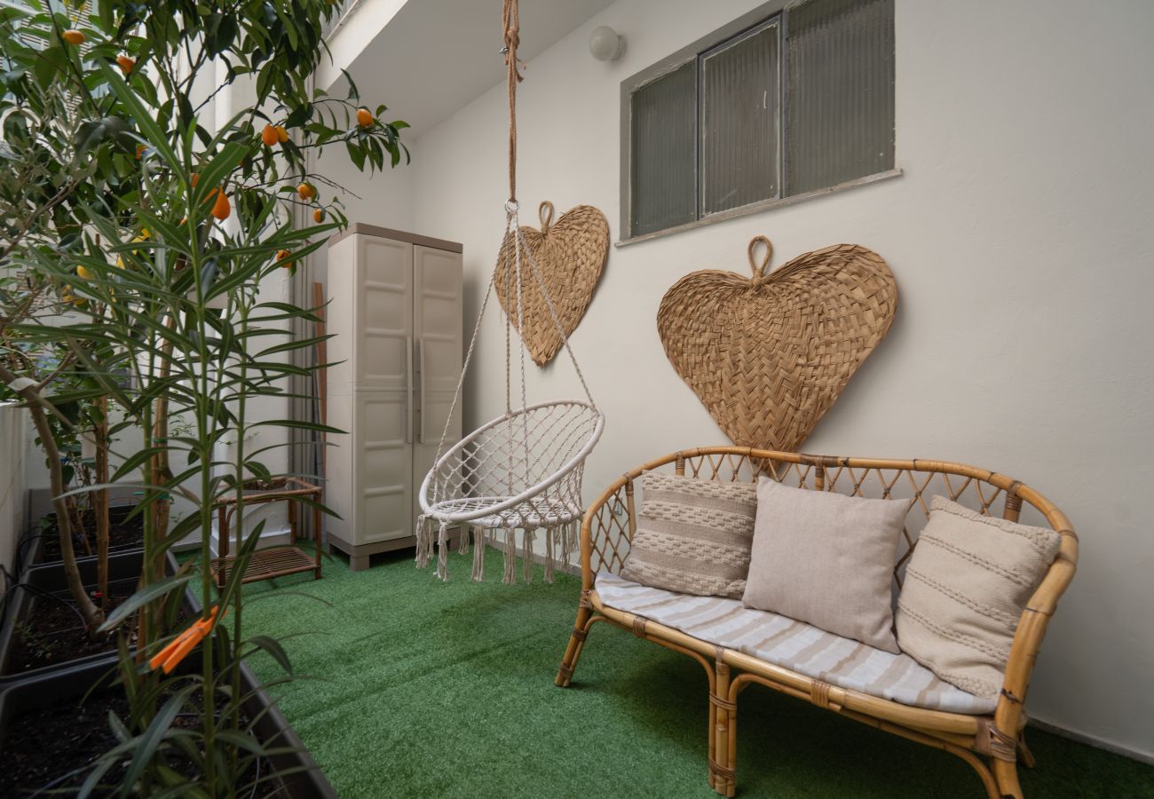 Apartment in Athens - Luxury Comfort in Athens - Walk to Varnava Square