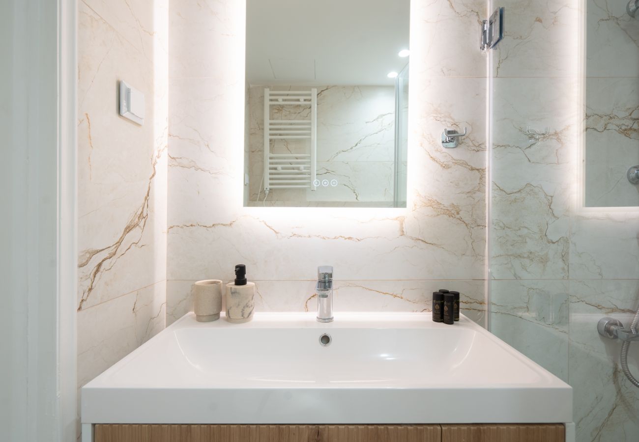 Apartment in Athens - Luxury Comfort in Athens - Walk to Varnava Square