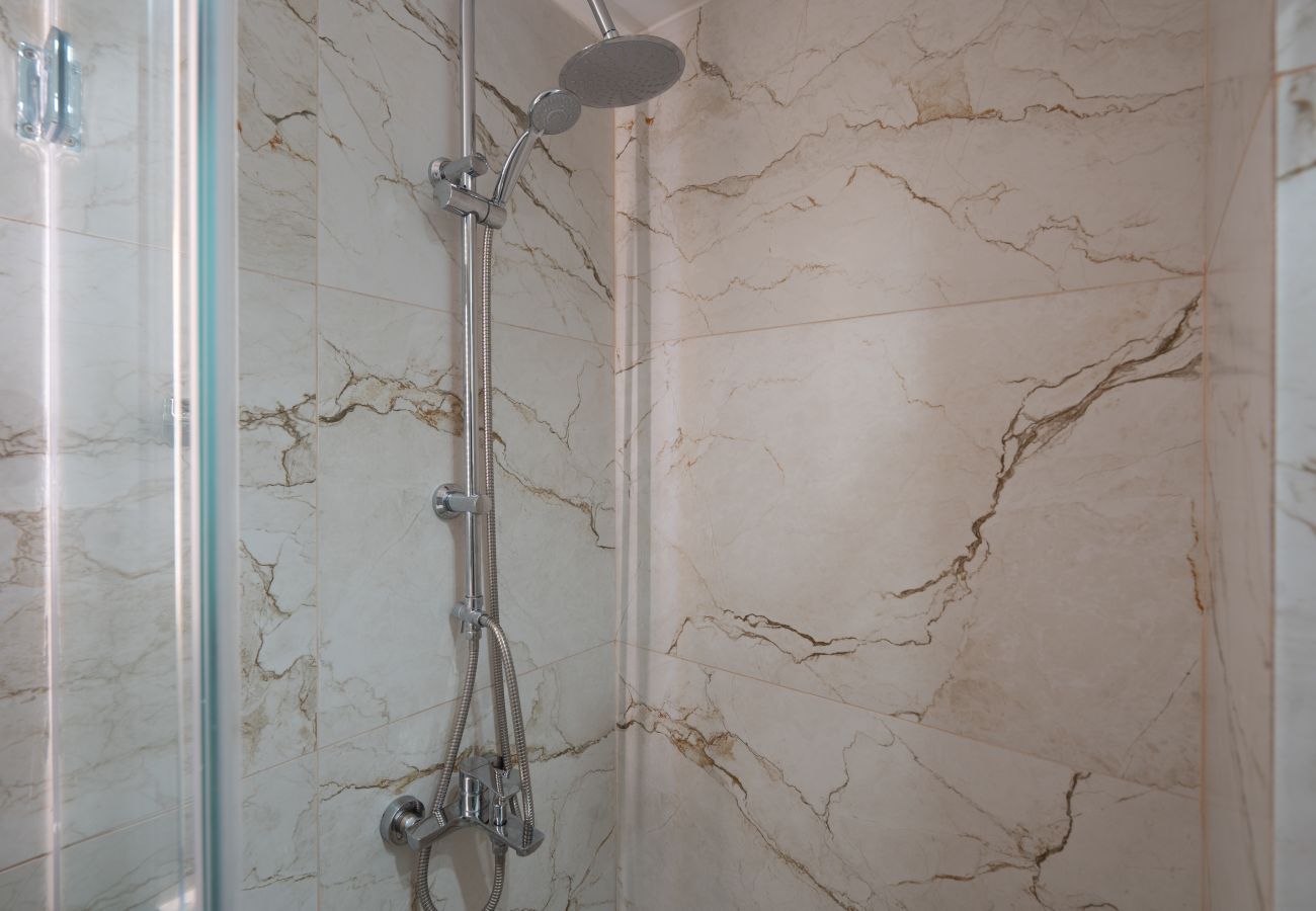 Apartment in Athens - Luxury Comfort in Athens - Walk to Varnava Square