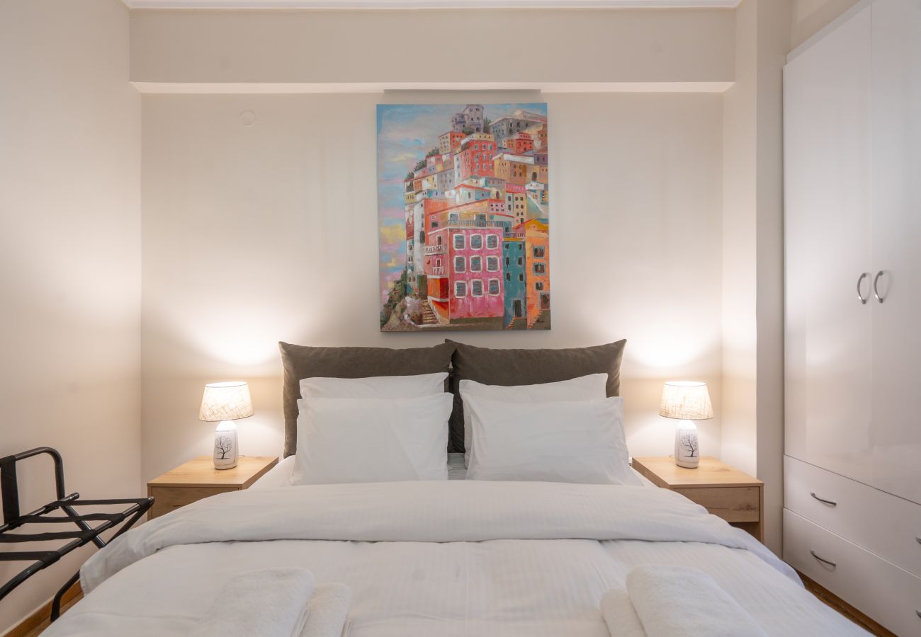 Apartment in Athens - Luxury Comfort in Athens - Walk to Varnava Square