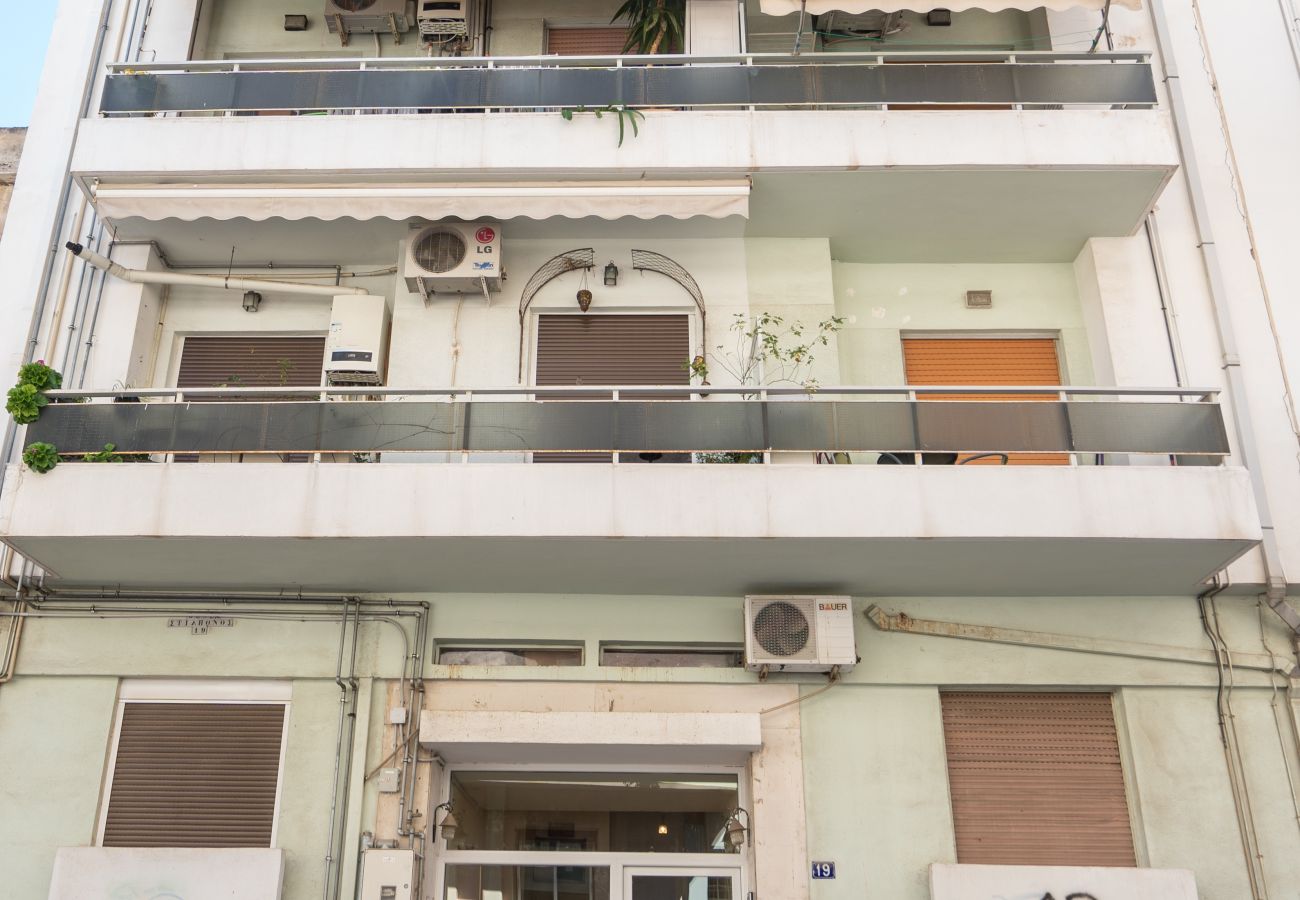 Apartment in Athens - Luxury Comfort in Athens - Walk to Varnava Square