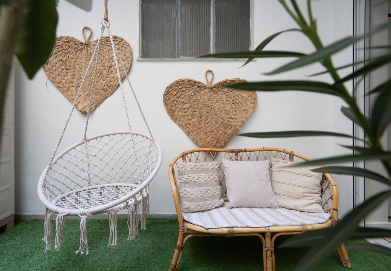 Apartment in Athens - Luxury Comfort in Athens - Walk to Varnava Square