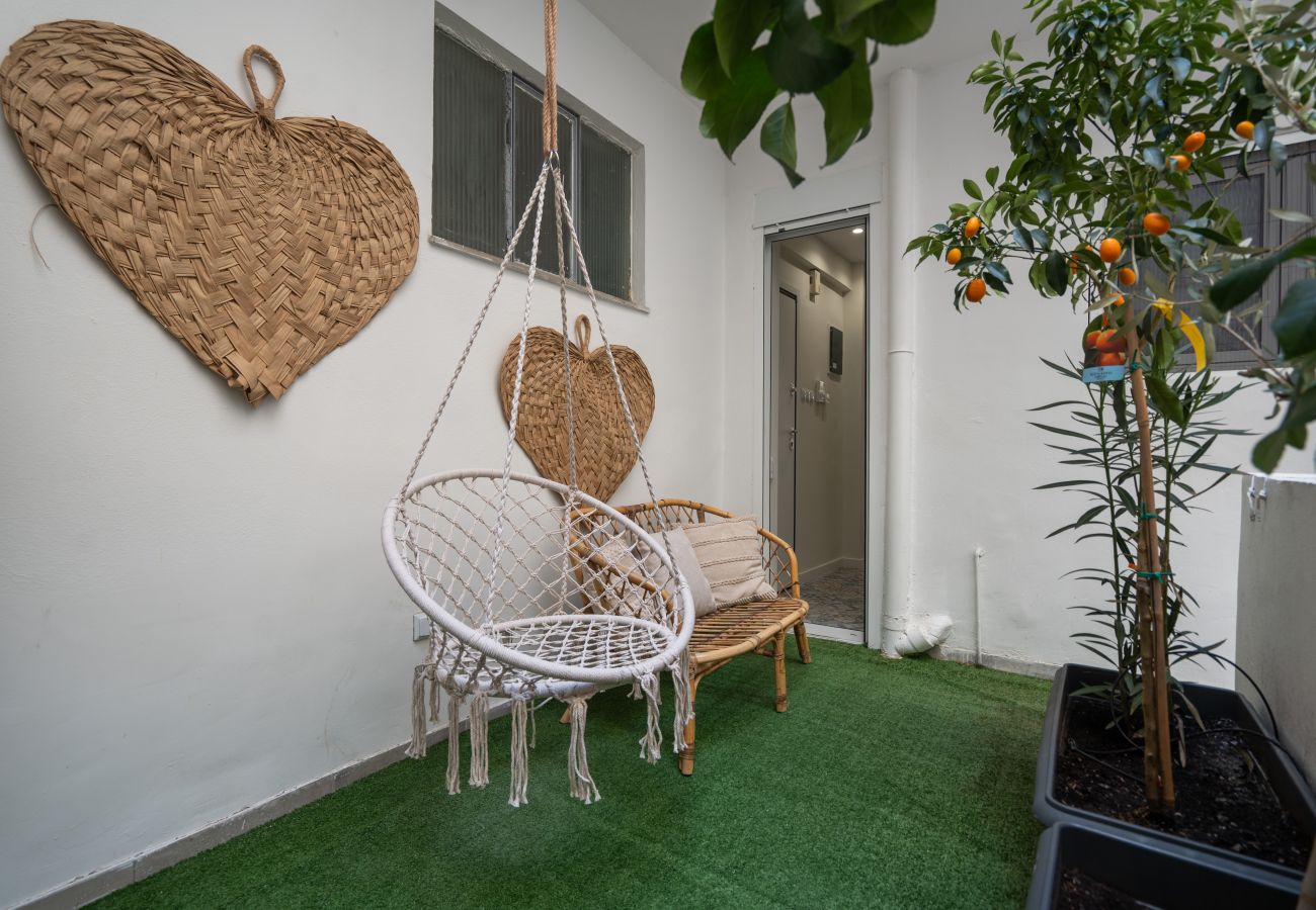 Apartment in Athens - Luxury Comfort in Athens - Walk to Varnava Square