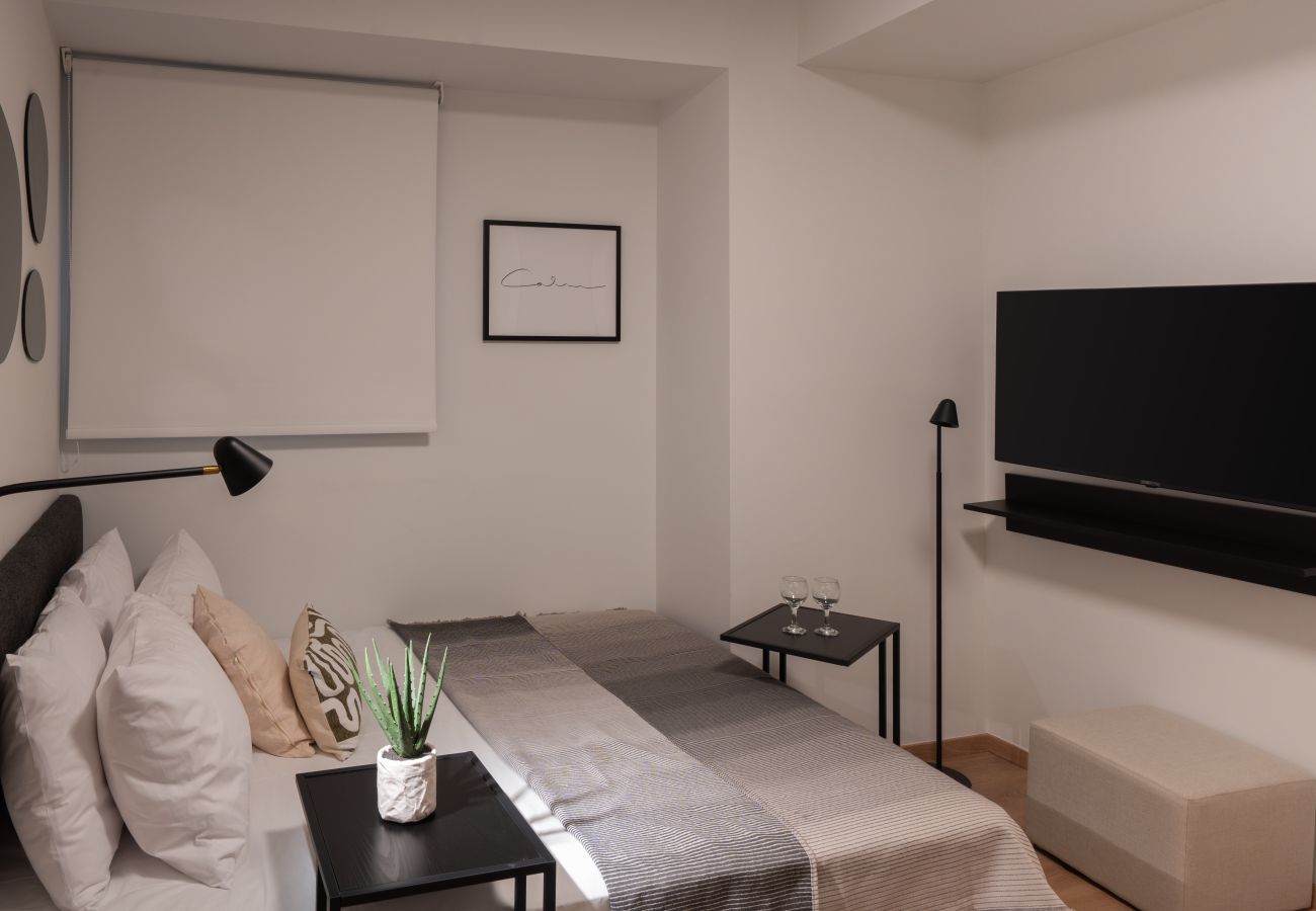 Studio in Athens - Silk Athens | Urban Nest with Gym, Laundry & Pool