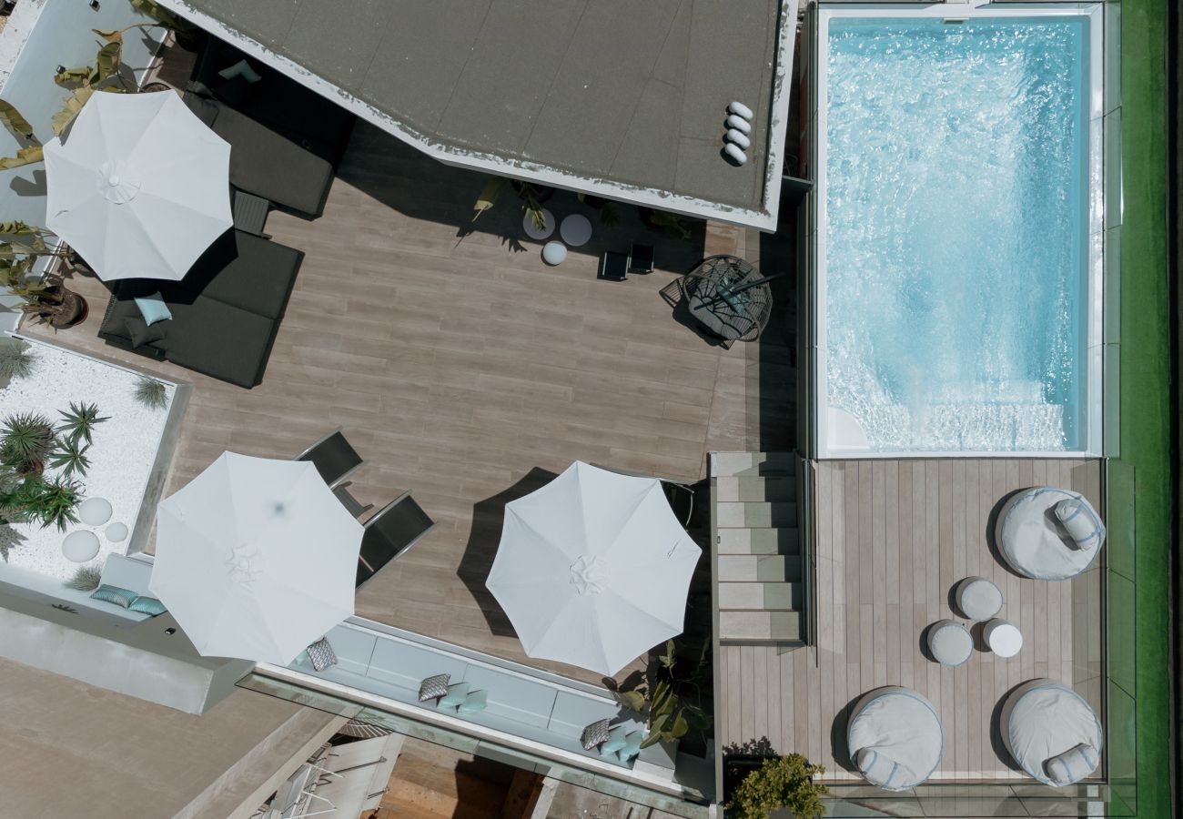 Studio in Athens - Silk Athens | Deluxe apartment w/Gym & Pool            