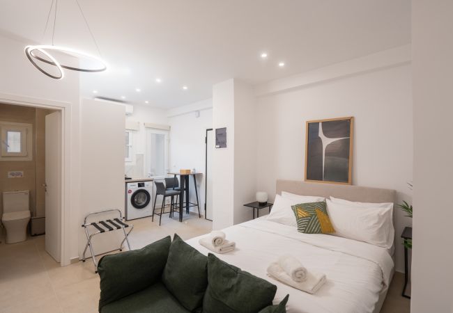 Studio in Athens - 15 mins Walk to Acropolis, Minimalist Studio