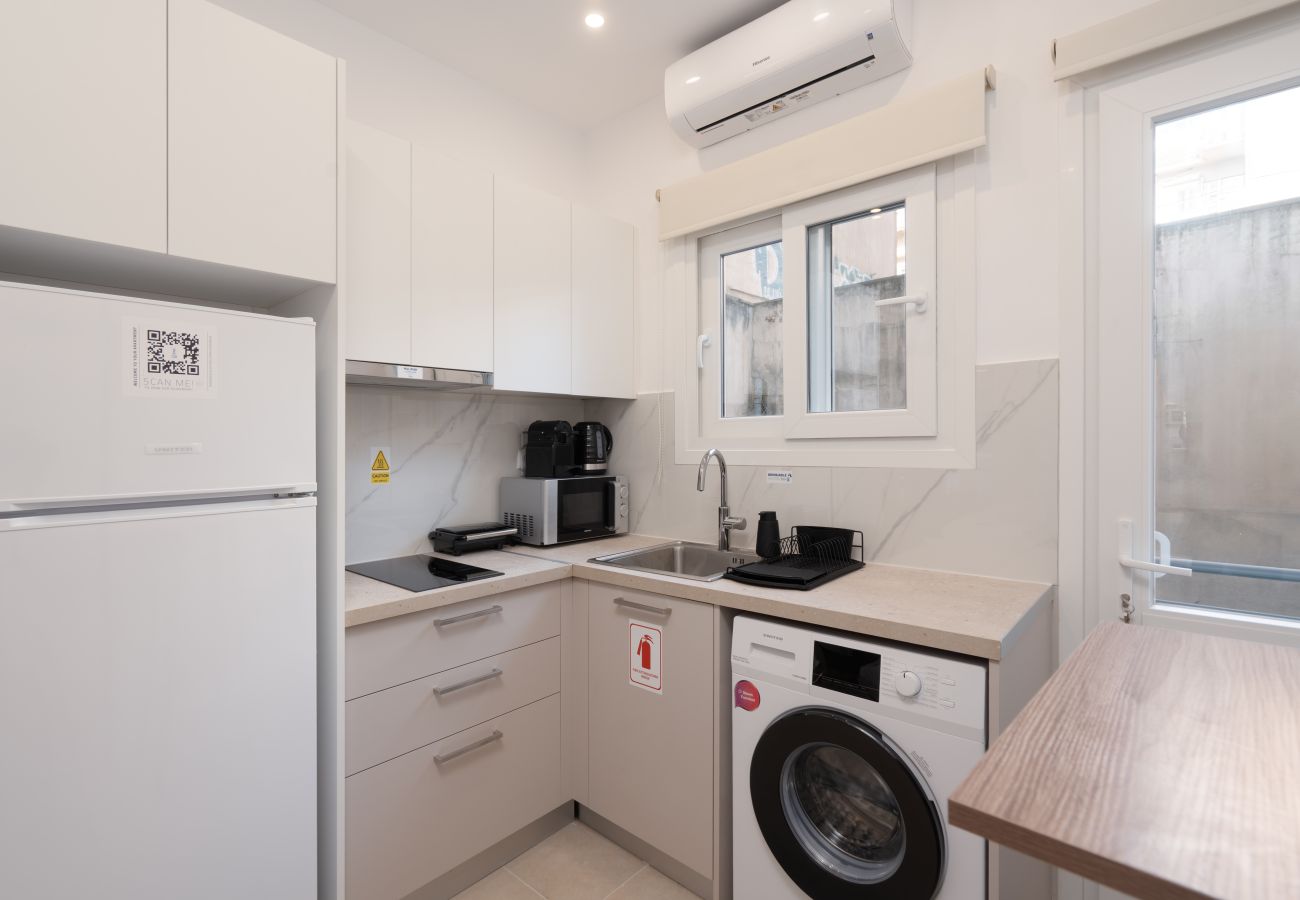Studio in Athens - 15 mins Walk to Acropolis, Minimalist Studio