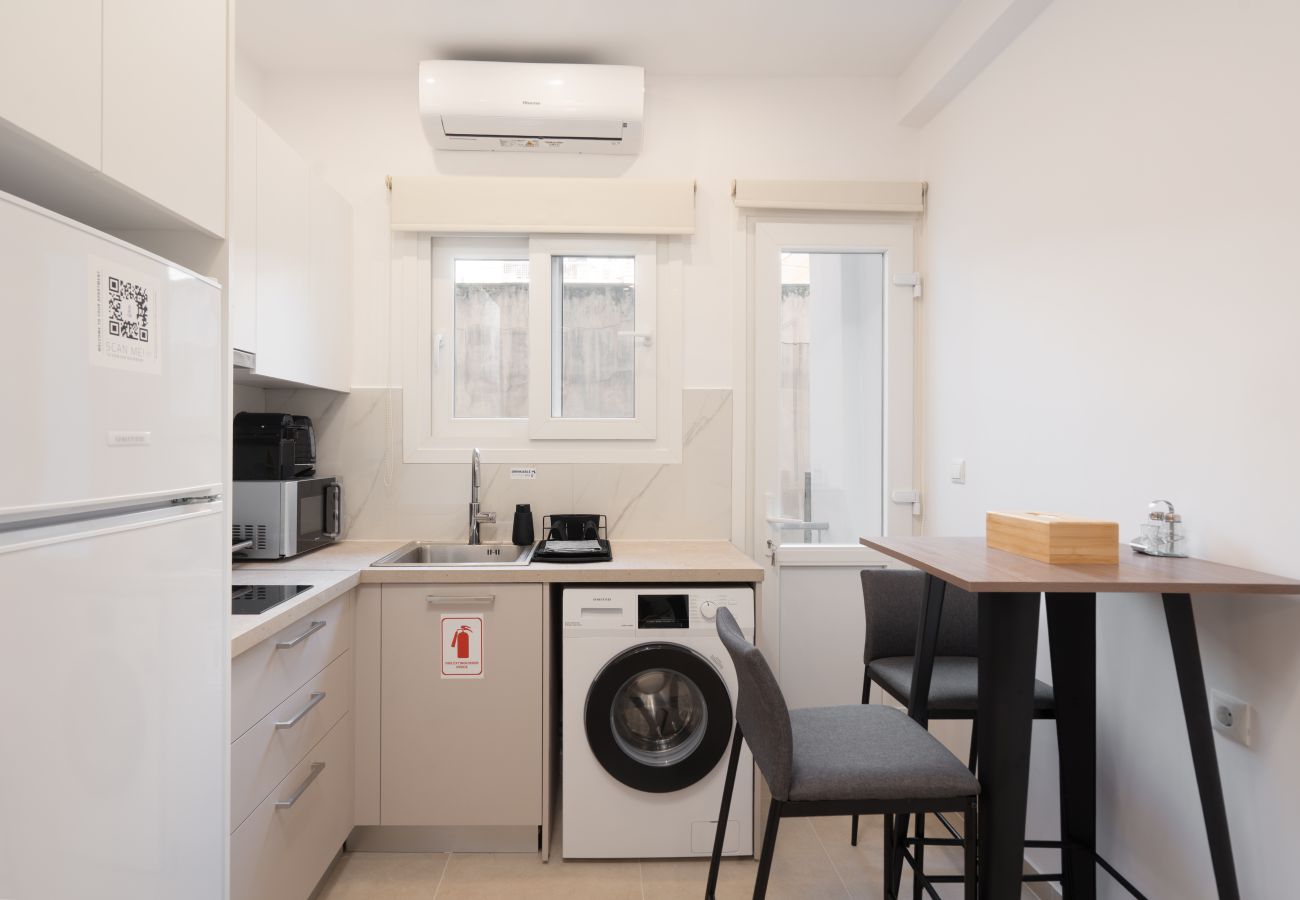 Studio in Athens - 15 mins Walk to Acropolis, Minimalist Studio