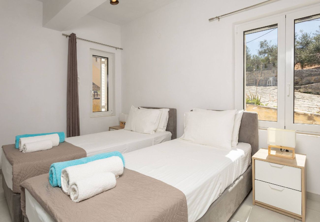 Villa in Douliana - Villa Konstantinos Hilltop Vineyard Escape