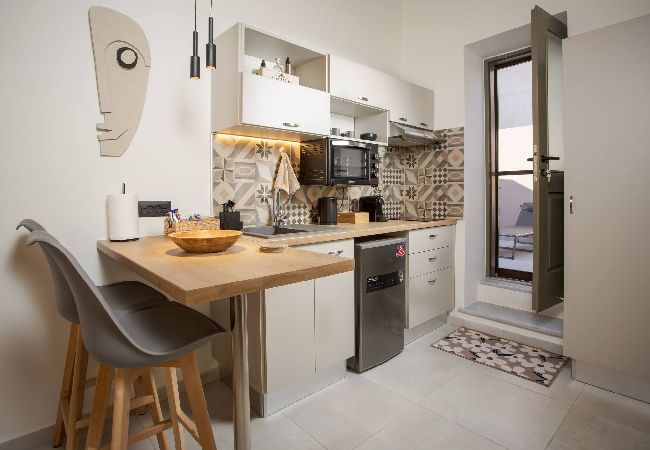 House in Chania - Comfinest house with jacuzzi in Chania old harbour