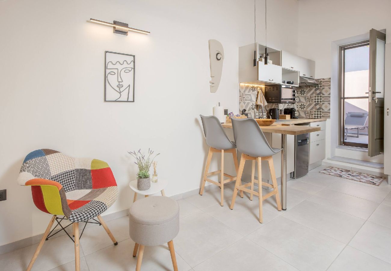 House in Chania - Comfinest house with jacuzzi in Chania old harbour