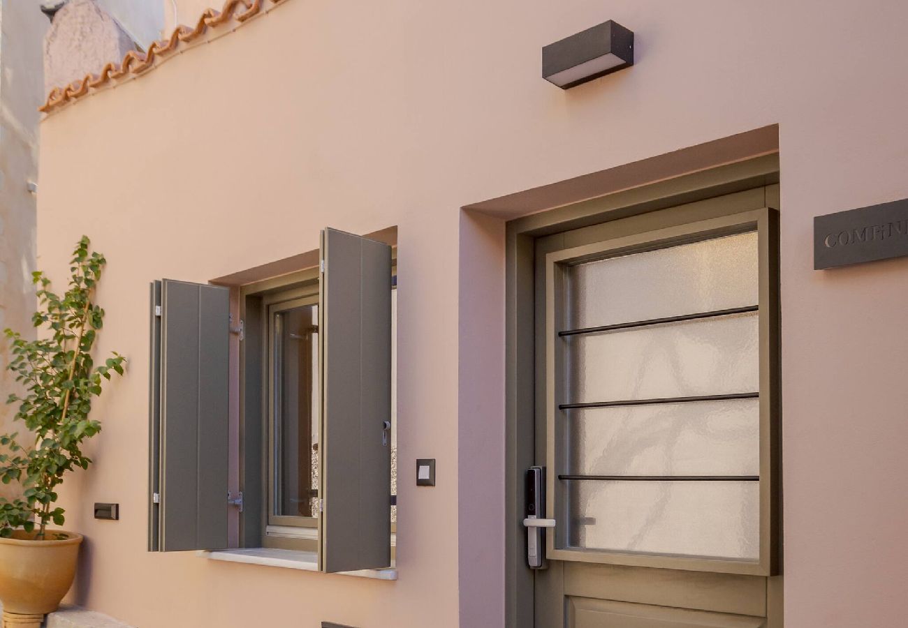 House in Chania - Comfinest house with jacuzzi in Chania old harbour