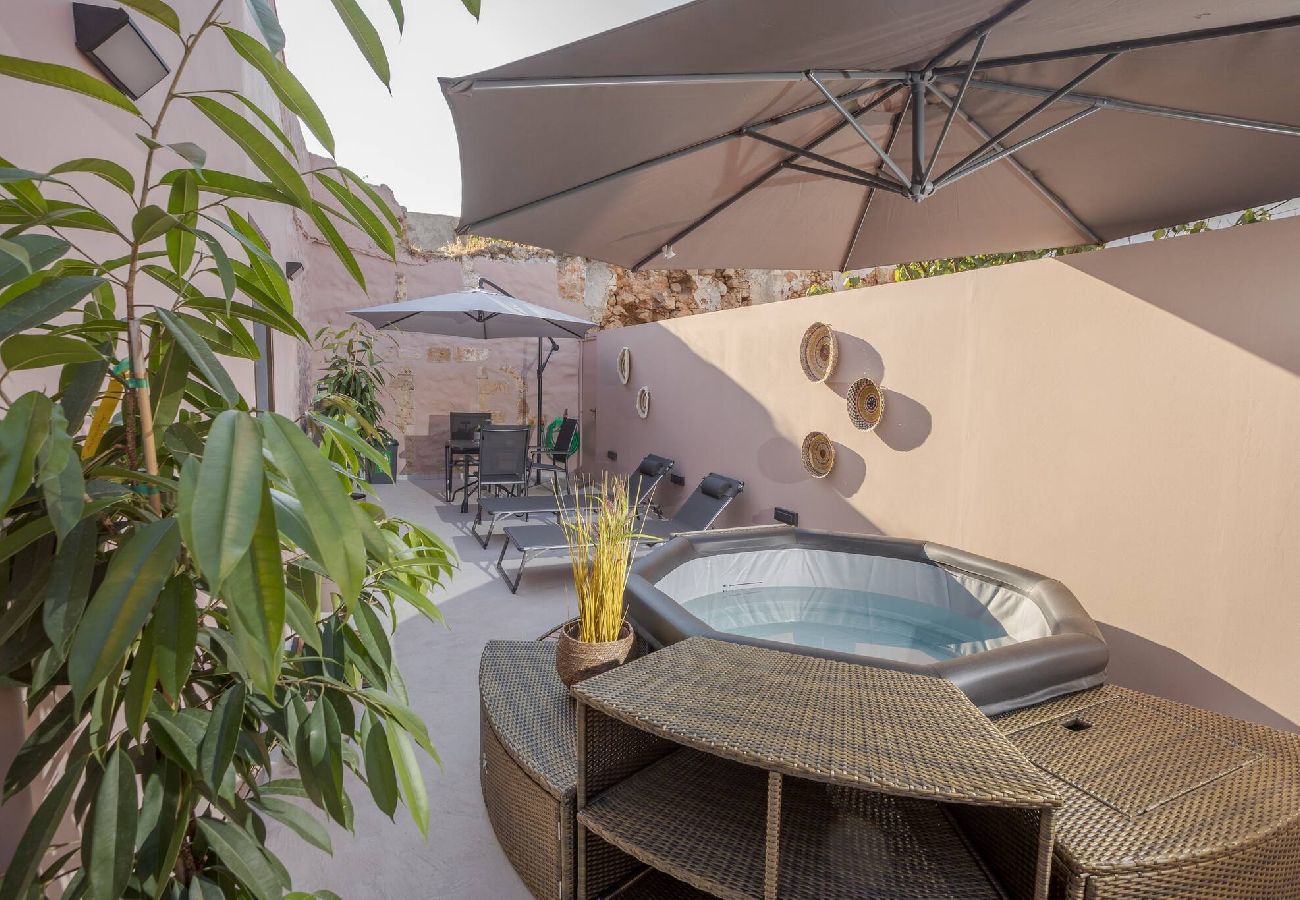 House in Chania - Comfinest house with jacuzzi in Chania old harbour