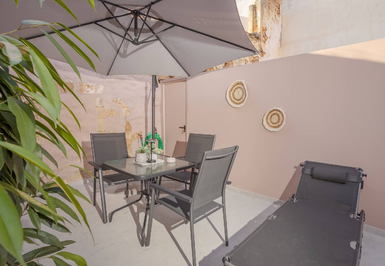 House in Chania - Comfinest house with jacuzzi in Chania old harbour