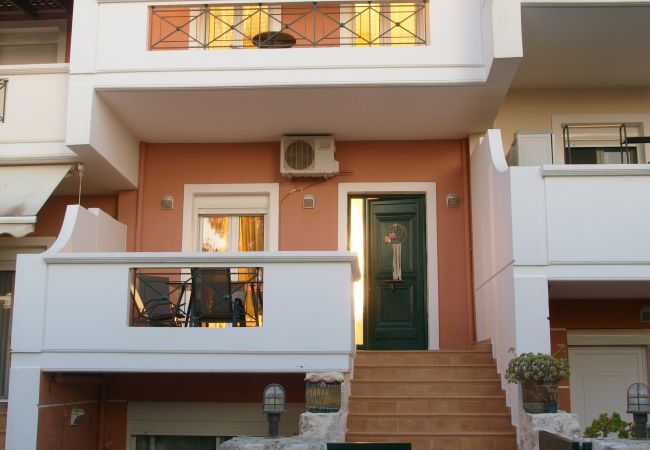House in Akrotiri - Charming 2BR Maisonette Near Sandy Beaches 