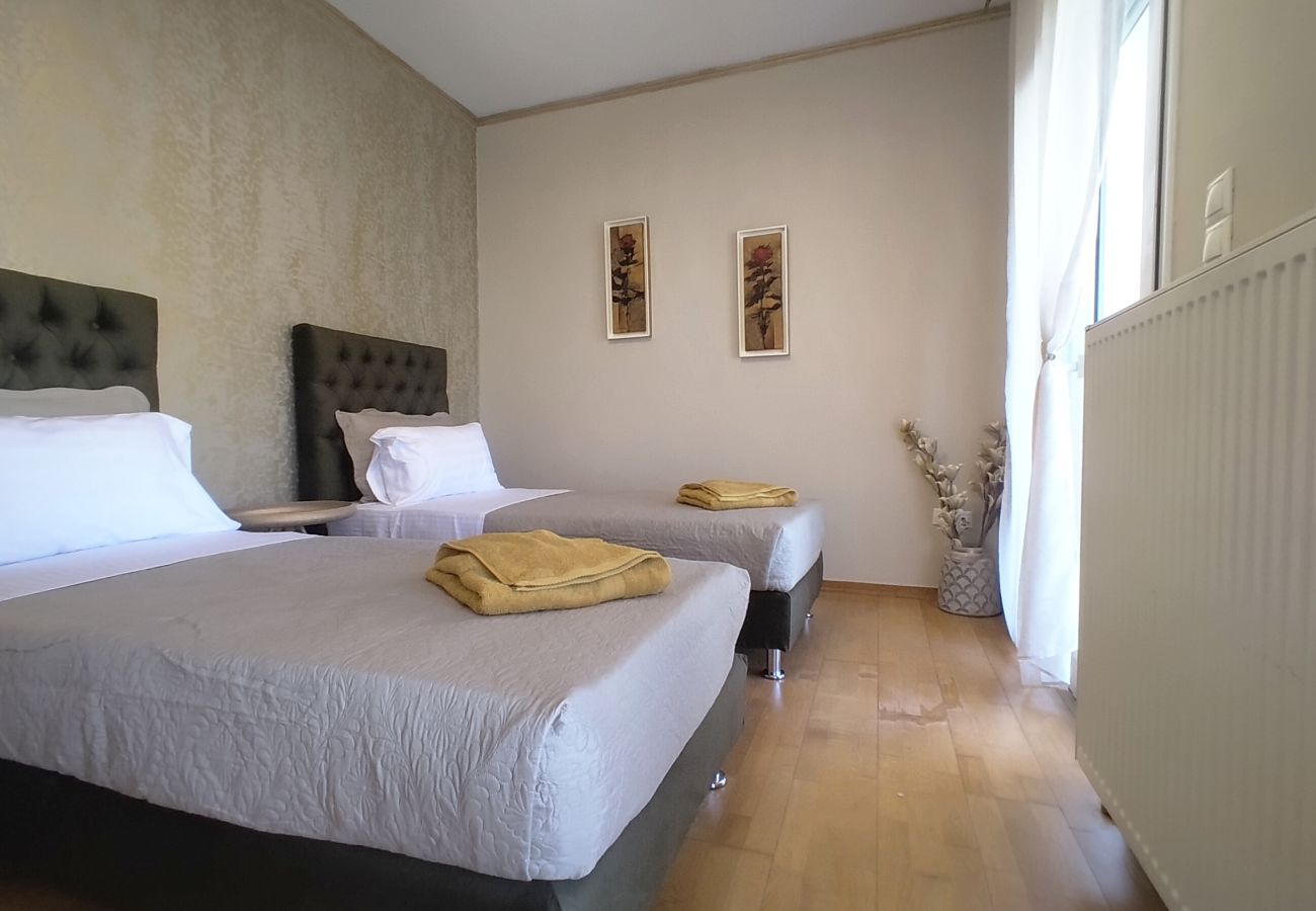 House in Akrotiri - Charming 2BR Maisonette Near Sandy Beaches 
