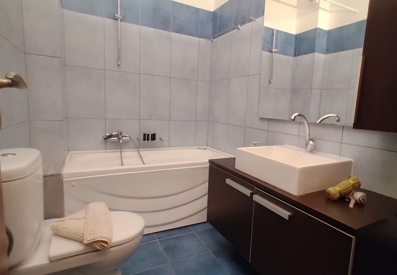 House in Akrotiri - Charming 2BR Maisonette Near Sandy Beaches 