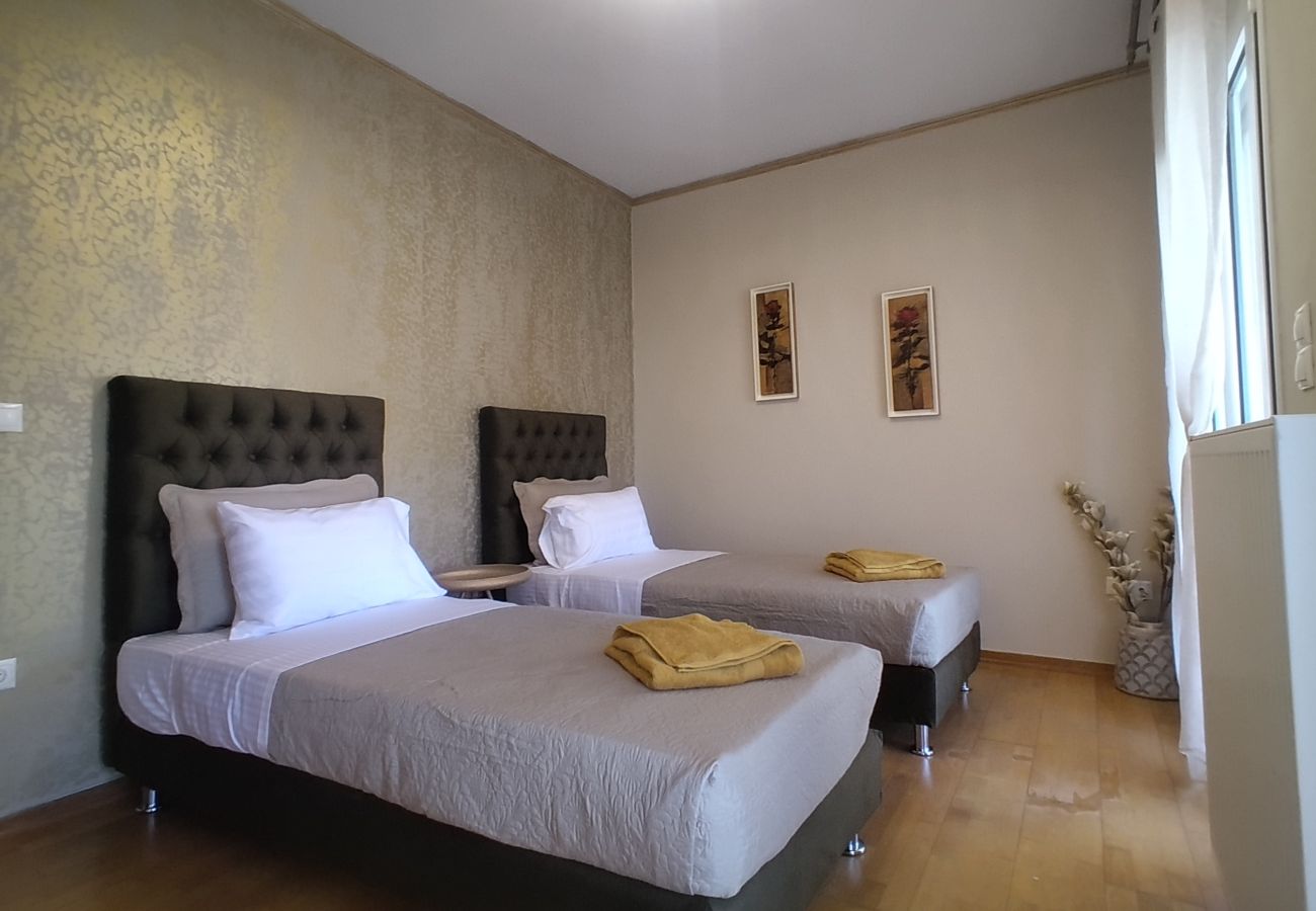 House in Akrotiri - Charming 2BR Maisonette Near Sandy Beaches 