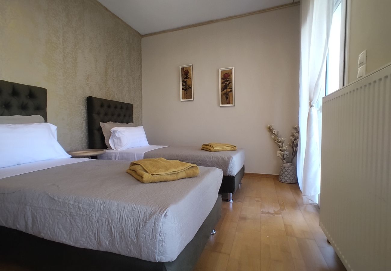House in Akrotiri - Charming 2BR Maisonette Near Sandy Beaches 