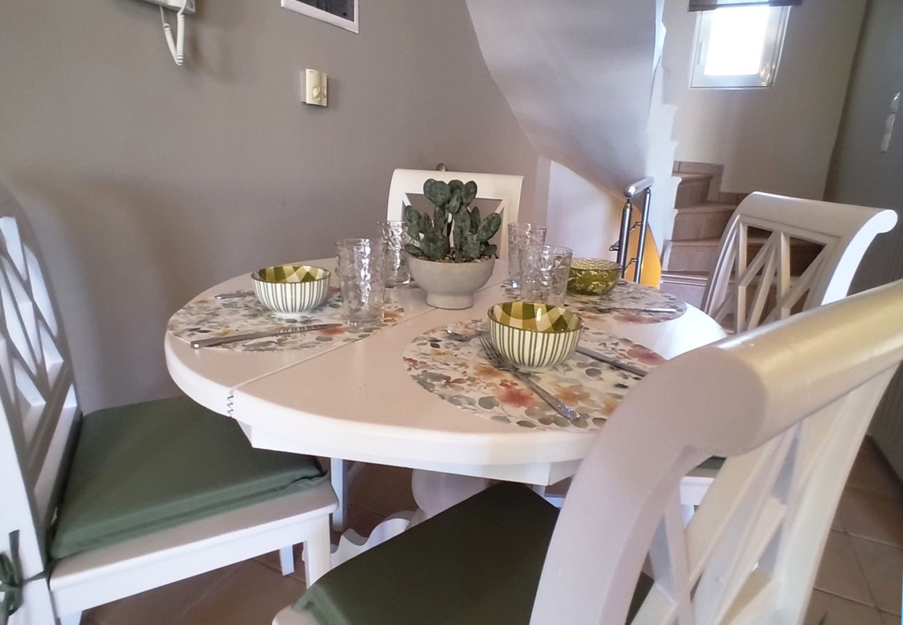 House in Akrotiri - Charming 2BR Maisonette Near Sandy Beaches 