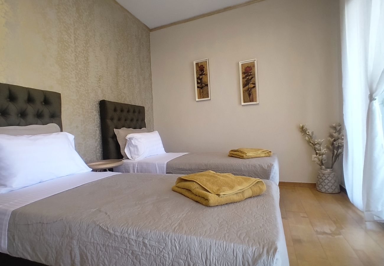 House in Akrotiri - Charming 2BR Maisonette Near Sandy Beaches 