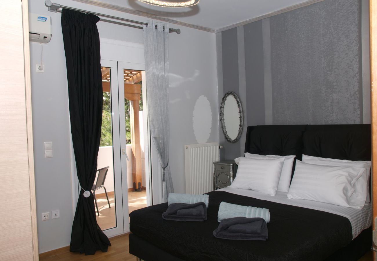 House in Akrotiri - Charming 2BR Maisonette Near Sandy Beaches 