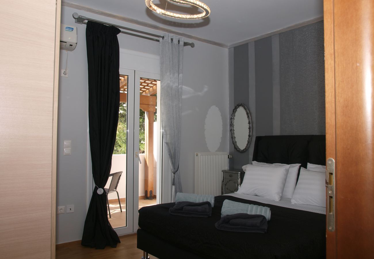 House in Akrotiri - Charming 2BR Maisonette Near Sandy Beaches 