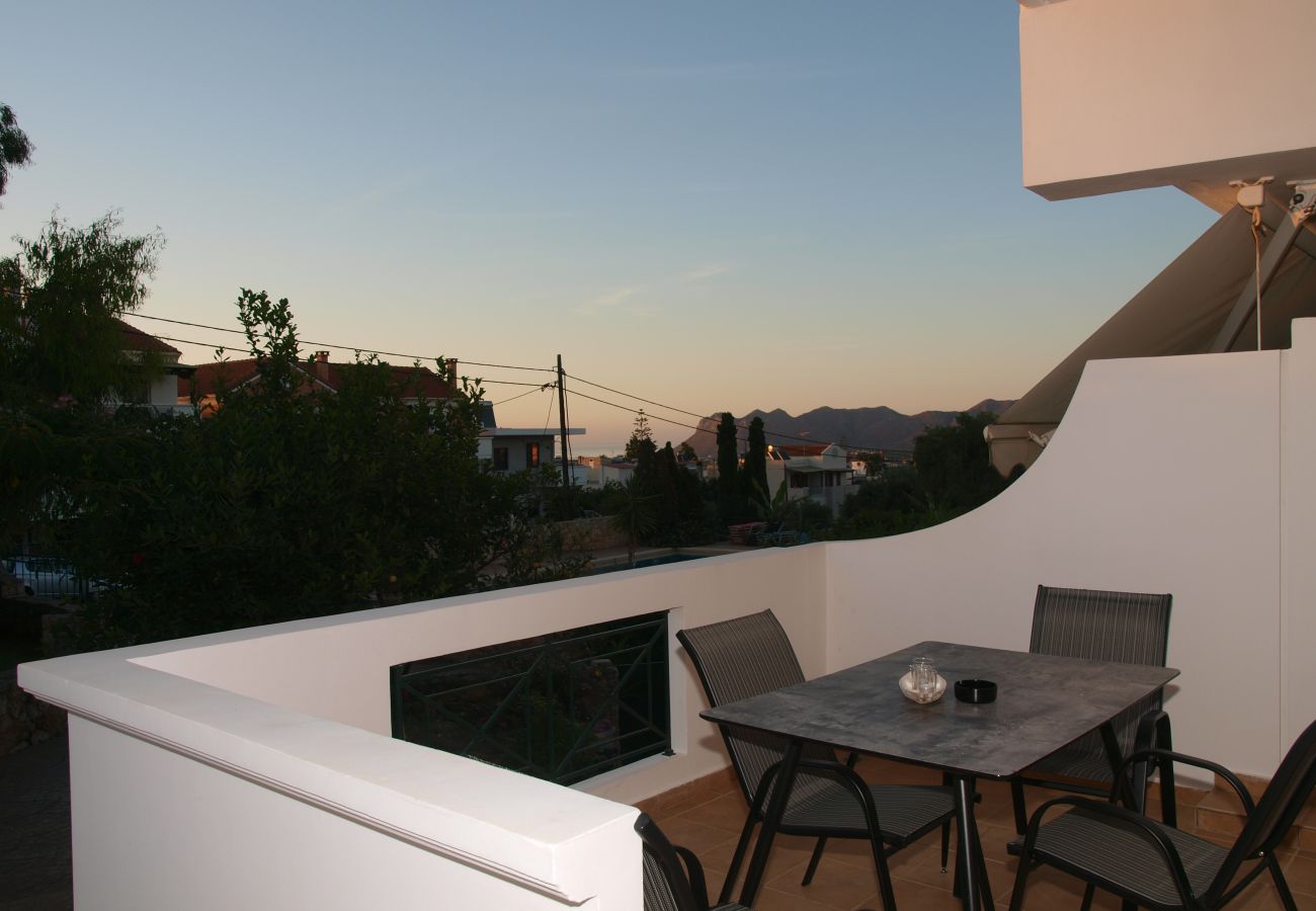 House in Akrotiri - Charming 2BR Maisonette Near Sandy Beaches 