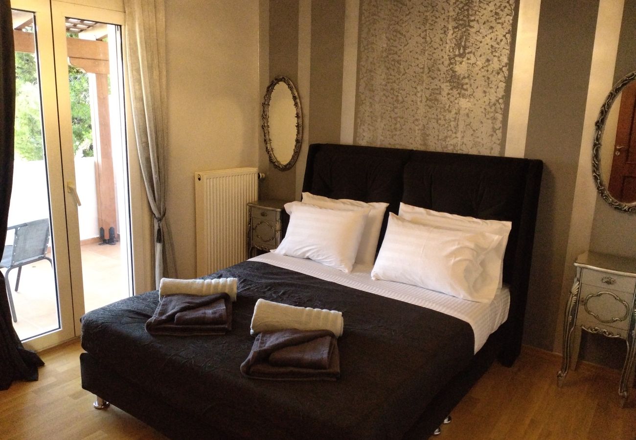 House in Akrotiri - Charming 2BR Maisonette Near Sandy Beaches 