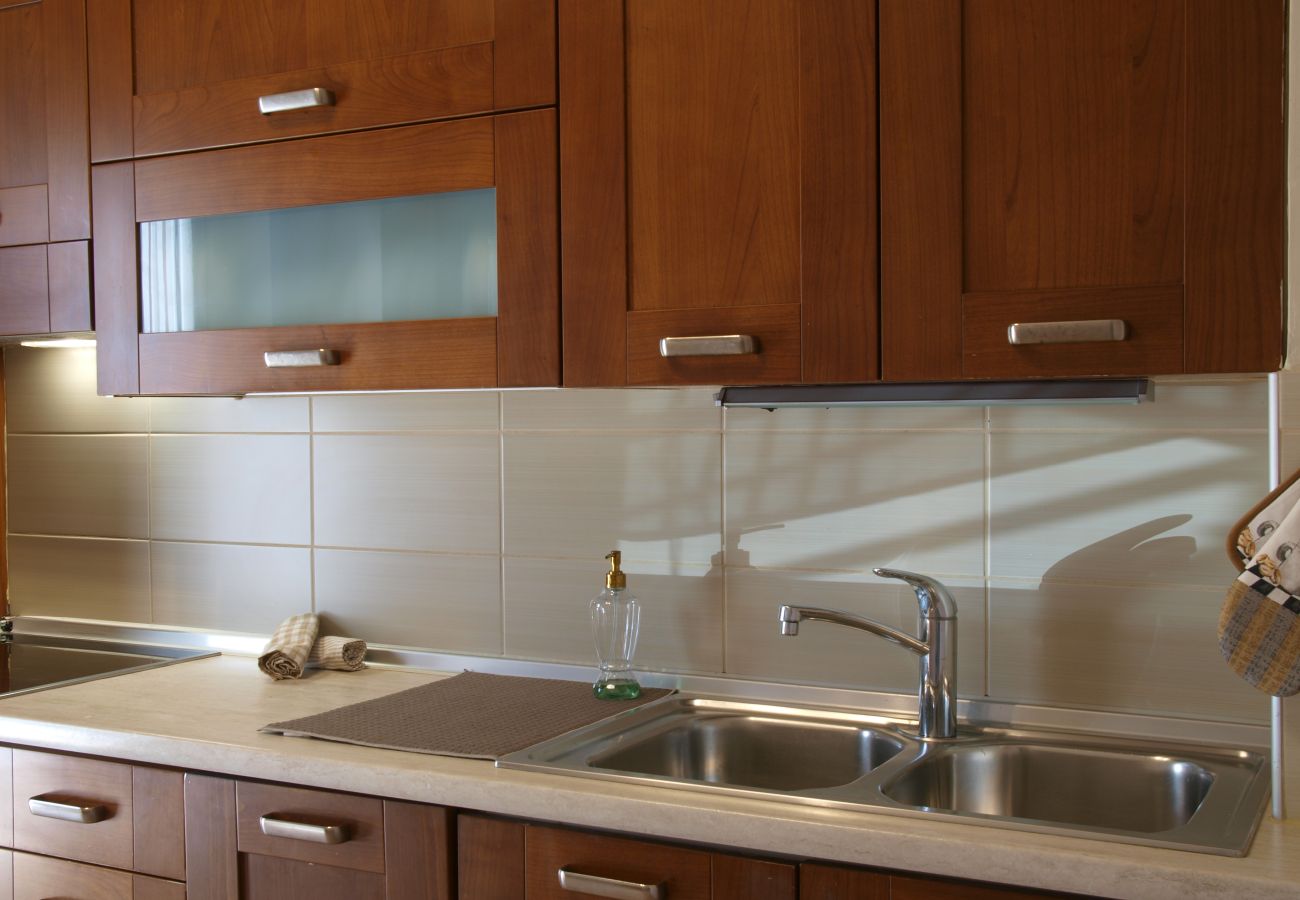 House in Akrotiri - Charming 2BR Maisonette Near Sandy Beaches 