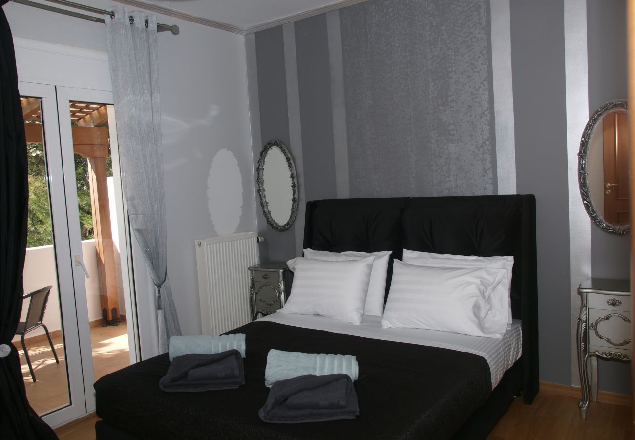 House in Akrotiri - Charming 2BR Maisonette Near Sandy Beaches 