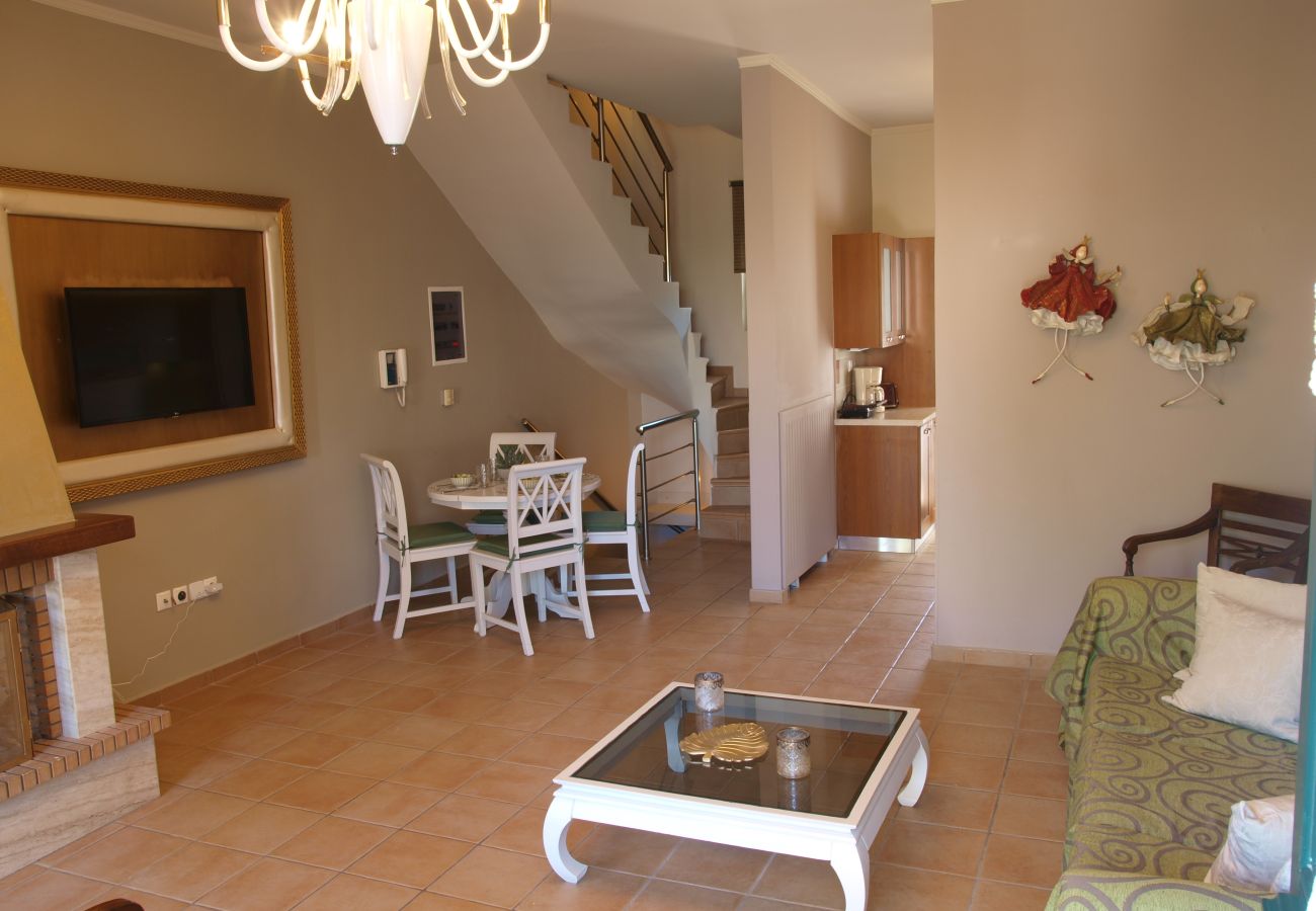 House in Akrotiri - Charming 2BR Maisonette Near Sandy Beaches 