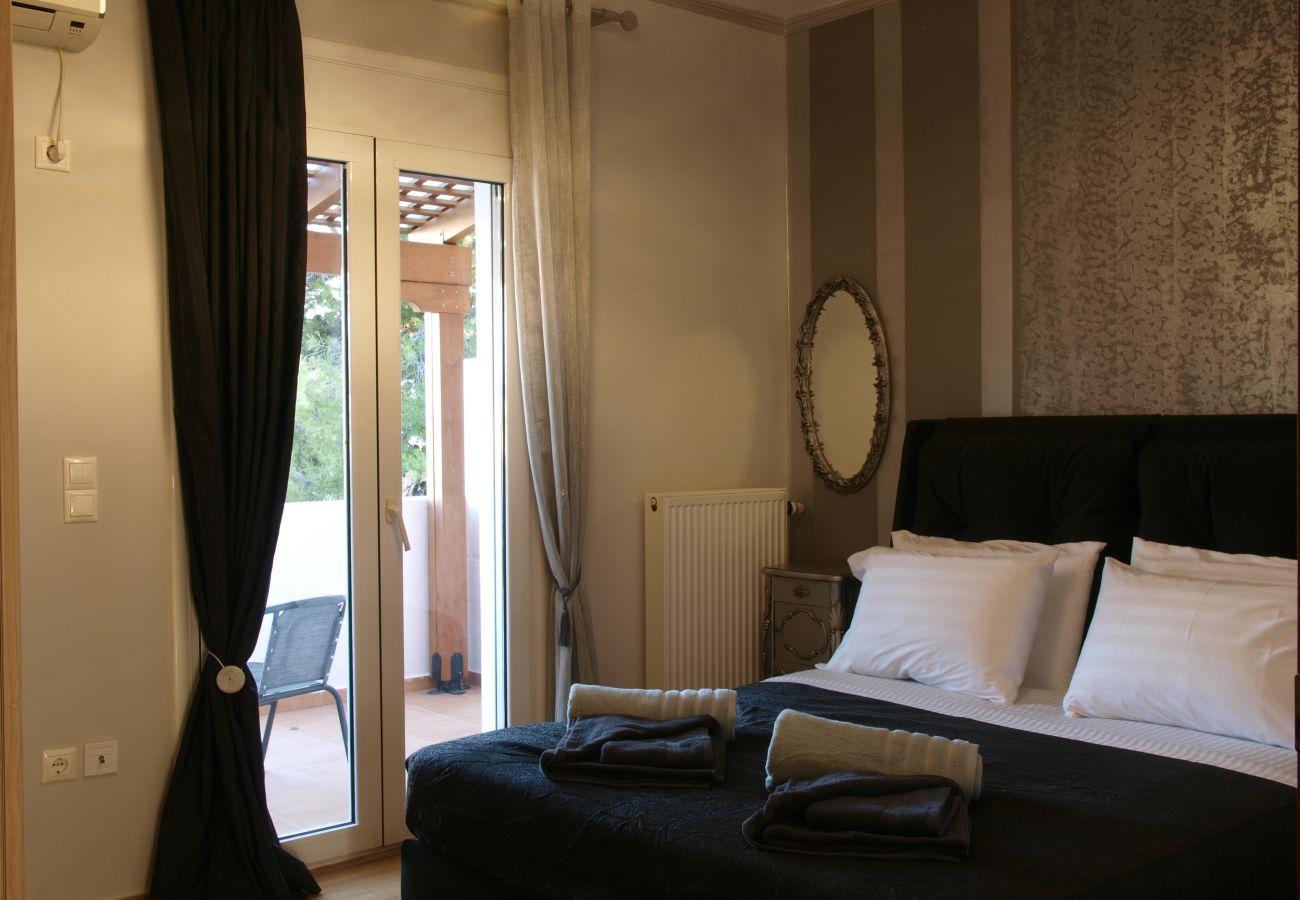 House in Akrotiri - Charming 2BR Maisonette Near Sandy Beaches 