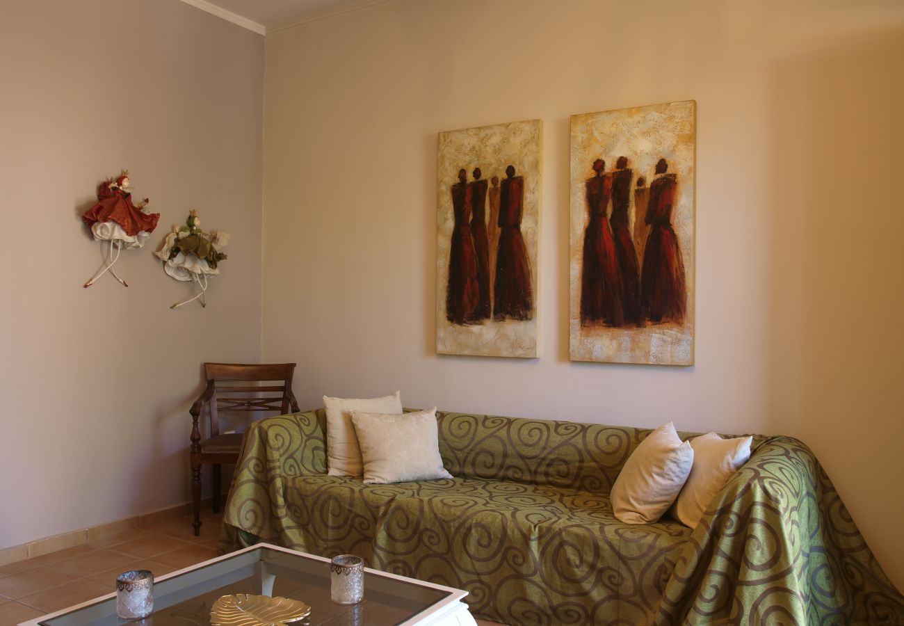 House in Akrotiri - Charming 2BR Maisonette Near Sandy Beaches 
