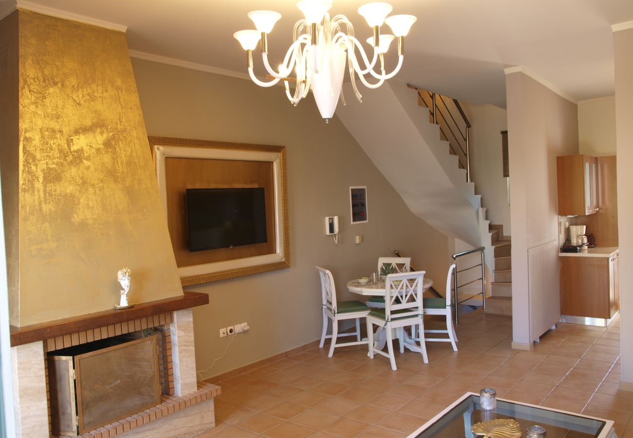 House in Akrotiri - Charming 2BR Maisonette Near Sandy Beaches 