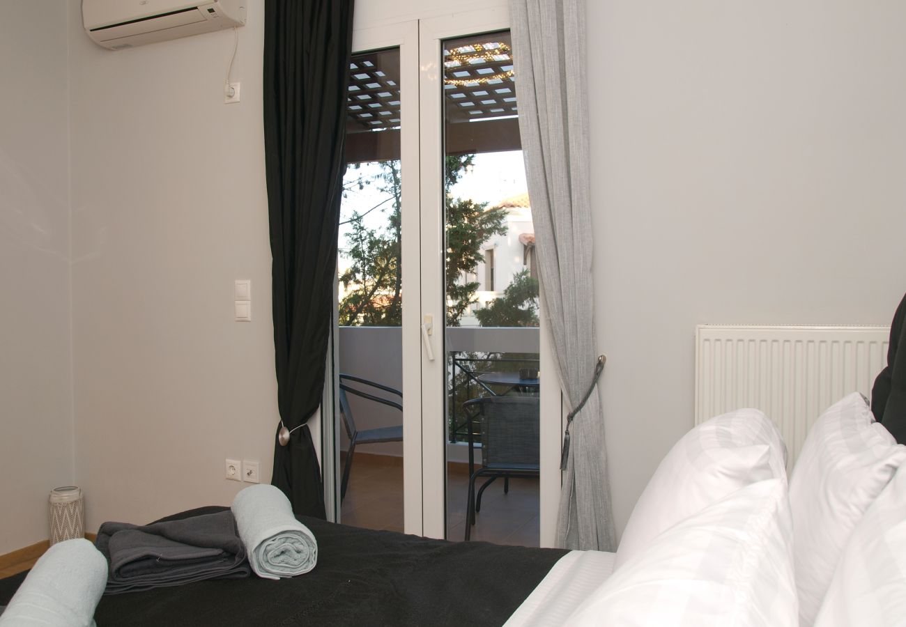 House in Akrotiri - Charming 2BR Maisonette Near Sandy Beaches 