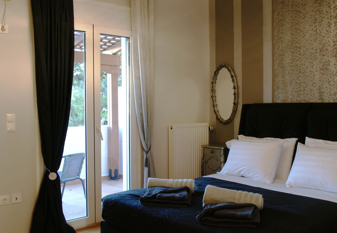House in Akrotiri - Charming 2BR Maisonette Near Sandy Beaches 