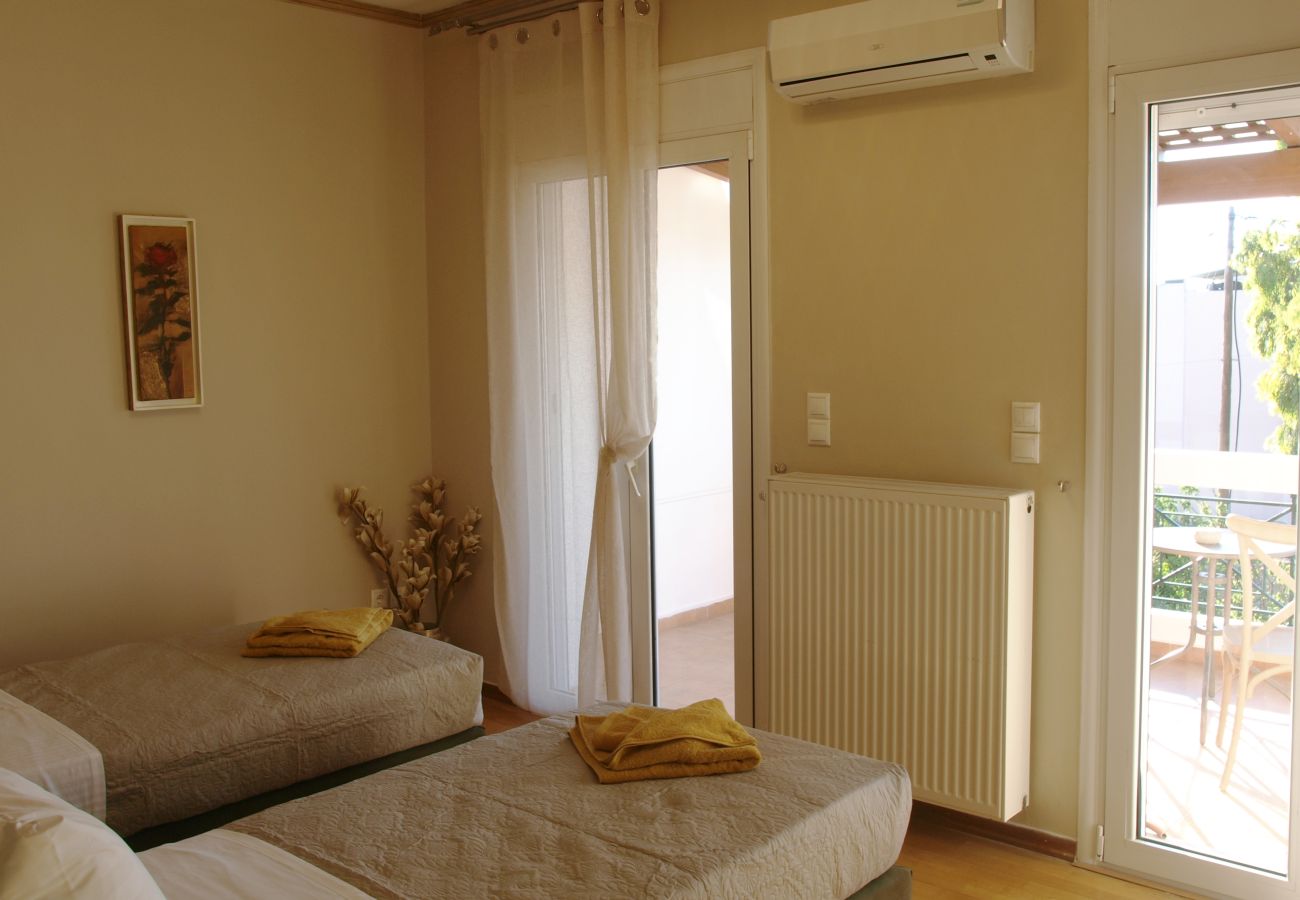House in Akrotiri - Charming 2BR Maisonette Near Sandy Beaches 