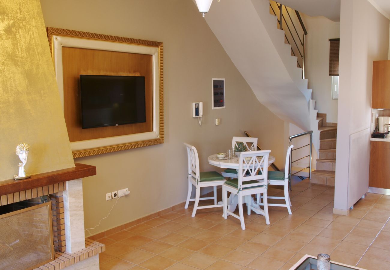 House in Akrotiri - Charming 2BR Maisonette Near Sandy Beaches 